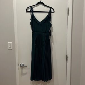 Lulus emerald green midi pleated dress